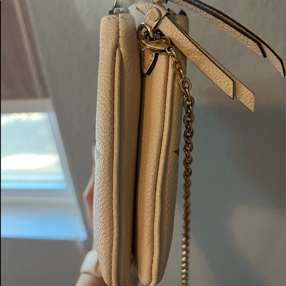 Louis Vuitton - Picture 3 of 7